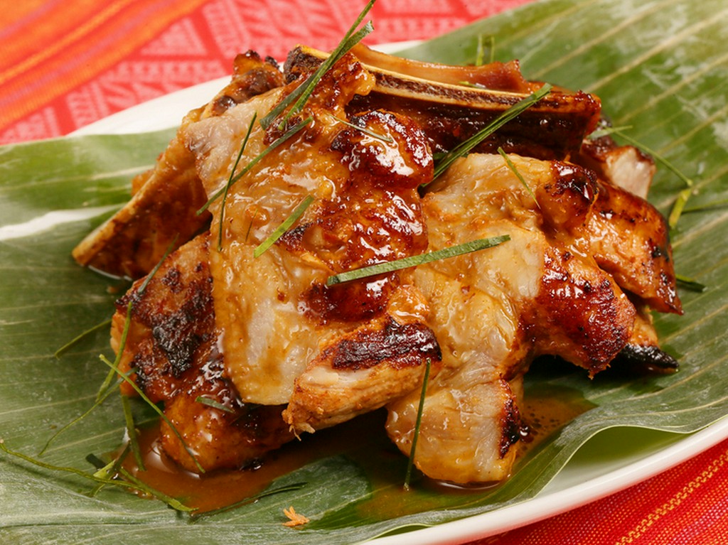 ムーヤーン（レッドカレーで漬けこんだ豚スペアリブ）