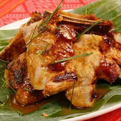 ムーヤーン（レッドカレーで漬けこんだ豚スペアリブ）