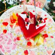 豊かな緑を背景にゆったりとした店内で、地元の旬な食材を使った季節彩るイタリアン。
薪窯で焼いた自慢の薄焼きピッツァや、種類が選べる生麺パスタ、地元の新鮮食材など、
贅沢でお洒落なひとときをお楽しみ下さい