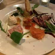 前菜盛り合わせ、その日の食材を使った日替わりの前菜盛り合わせ
Sサイズ（1～2人分）：6品盛り
Lサイズ（2～3人分）：8品盛り
（コースはS、2人コースはLです。）