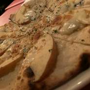 4種類のチーズとリンゴを使った濃厚なピッツァ！
蜂蜜をかけて召し上がれ！
（コースは、＋200）