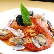 海老・帆立・ムール貝・イカ・アサリなどをふんだんに使った当店自慢の豪快パスタ！
（コースは、＋500）
生麺をお選びください。
生麺スパゲティ
生麺リングイーネ
生麺フェットチーネ