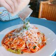 パスタは日替わりですので、黒板メニューをお確かめください。
お好きな麺をお選びください。
生スパゲティ
生リングイーネ
生フェトチーネ
サラダ・自家製パン・ドリンク付き
（写真はイメージです