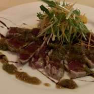おまかせ本日の前菜5種盛り合せ　サラダ添え
メイン　パン付き
本日の魚料理、又は肉料理より1つお選びください。
本日のデザート
ドリンク
（写真はイメージです）