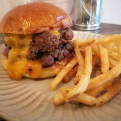 KAKUMEIチェダーチーズバーガー＋追加パティトッピング