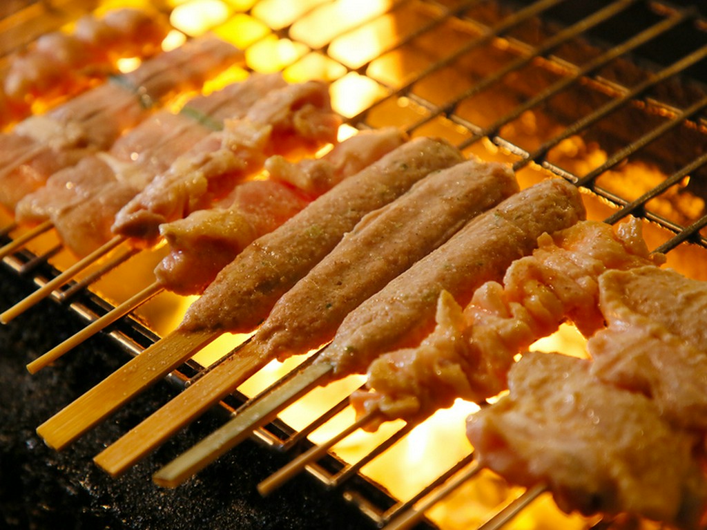 炭で丁寧に焼き上げる串焼き