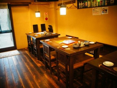 ゆっくりとくつろげる温かみのある店内