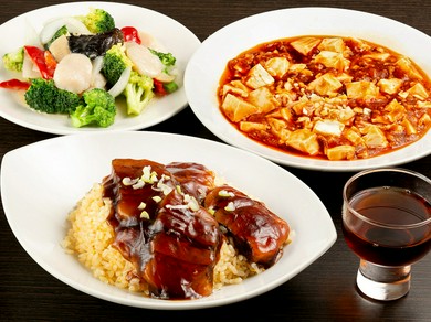 バリエーション豊富な料理を囲んで盛り上がる歓送迎会