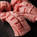 名代｢花咲トロ牛タン｣よりミドルに近い部位を使用｢花咲トロ牛タン｣よりわずかに力強い食感に牛タンを食す醍醐味が楽しめる逸品紅の花が咲いたような姿は女性にも人気