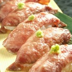 仙台名物の牛タンで仕立てた生ハムでしゃりをくるんだ特製寿司

