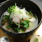 丸鶏の三陸の魚介のWスープは透明感のある味わい。
