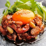 ユッケファン注目！牛肉を旨みを閉じ込めたローストビーフをユッケ仕立て