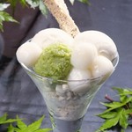 仙台名物のずんだ餅を白玉で再現、仙台駄菓子のひねり菓子と一緒にお召し上がり下さい。