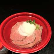 仙台牛ローストビーフ丼～蔵王地養卵温玉入り～　