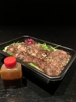 A5ランクの仙台牛を料理長自家製四川ピリ辛ダレで。