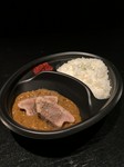 A5ランクの仙台牛を数十種類のスパイスとお野菜でじっくり煮込んだキーマカレー。6時間煮込んだ牛タンとご一緒に。