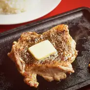 当店オリジナル仕込みで今までにないチキン本来の旨味を出しております。特製ステーキソースとの相性も非常によく、自信をもってご提供できる一品となっています。
