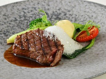 葉山牛フィレ肉の網焼き、赤ワインソース添え