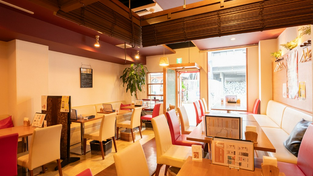 店内は暖色の間接照明が、ゆったりとした時間を演出