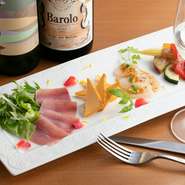 少し落ち着いた大人の隠れ家空間。記念日に足を運びたくなる上質なイタリア料理が楽しめます。華美な装飾がなく、居心地のよい店なので、とっておきの一軒となること間違いありません。