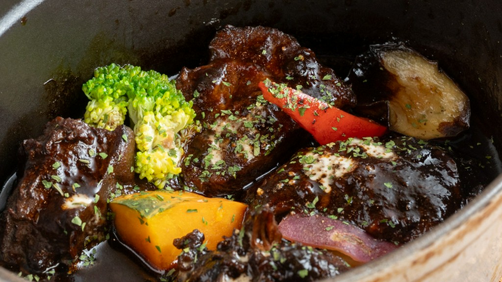 ワインとのマリアージュも楽しめる一皿。旨みがギュッとつまった『国産牛ホホ肉の赤ワイン煮込み』