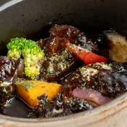 牛ホホ肉は他の部位と比べて弾力があり、旨みの強い濃厚な味わいです。そのホホ肉を赤ワインでじっくり柔らかく煮込んで仕上げた一品。スプーンで切れるほど柔らかく、ワインとのマリアージュも楽しめる一皿です。