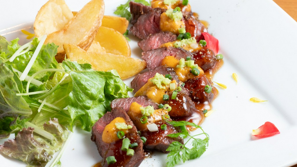 和と洋、肉と魚のシェフ渾身のスペシャリテ『宮崎県産黒毛和牛のロースト　生ウニのミルフィーユ』