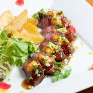 A4等級の黒毛和牛の霜降り肉を丁寧にローストし、とろける和牛とウニの食感を特製の和風ソースでしっかりまとめた一皿です。和と洋、肉と魚のシェフ渾身のスペシャリテ！