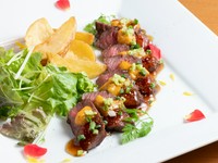 和と洋、肉と魚のシェフ渾身のスペシャリテ『宮崎県産黒毛和牛のロースト　生ウニのミルフィーユ』