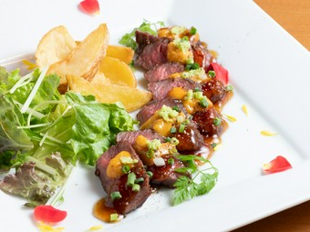 和と洋、肉と魚のシェフ渾身のスペシャリテ『宮崎県産黒毛和牛のロースト　生ウニのミルフィーユ』