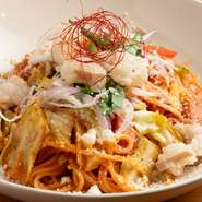 博多の代名詞もつ鍋をナポリタンと融合。もつのプリプリ感とほんのり甘いケチャップのコラボレーションが楽しめます。2021年開催の「カゴメ ナポリタンスタジアム2021」にて全国2位を受賞した逸品。