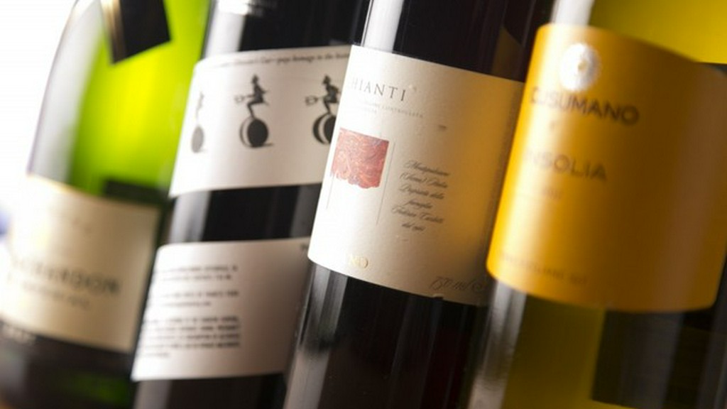 選りすぐりの美酒に酔いしれる。店主がセレクトした厳選ワイン