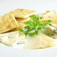 ゴルゴンゾーラ、パルミジャーノ、カマンベールチーズ、スモークチーズの4種です。