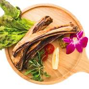 蝦夷鹿のあばら肉（スペアリブ）は、程よい脂肪から溢れる旨みがバツグンに美味。1本～ご注文いただけます。
