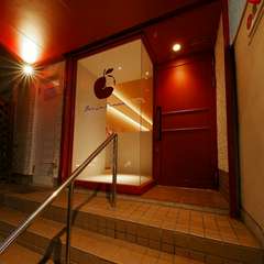 赤いりんごのマークが目印です。