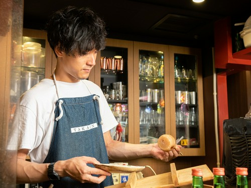 一人でも気軽に入れるアットホームな店を目指す、店長・沖浦氏