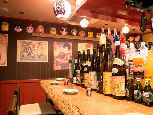 昭和60年代をモチーフにした、レトロで懐かしい雰囲気の店内