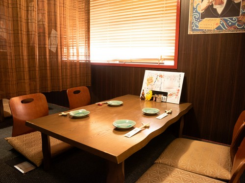 カジュアルな接待や会食にも利用可能。簾で仕切れる座敷席