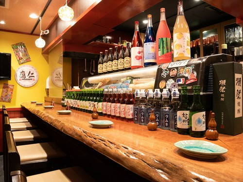 カウンターには酒瓶がずらり。国産サワーや日本酒が充実