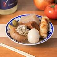 鶏の骨髄から旨味を最大限に引き出すことを追求した出汁を一晩中煮込んだ具材をご堪能下さい。