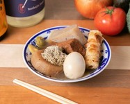 鶏の骨髄から旨味を最大限に引き出すことを追求した出汁を一晩中煮込んだ具材をご堪能下さい。