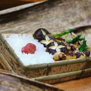 炭火焼職人が織りなす至極の焼鳥弁当。
※商品はイメージ写真になります。