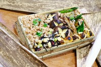 高級備長炭で焼き上げる地鶏串と鶏の旨味を最大限に引き出すことを追求した鶏そぼろご飯をご堪能下さい。※商品はイメージ写真です。