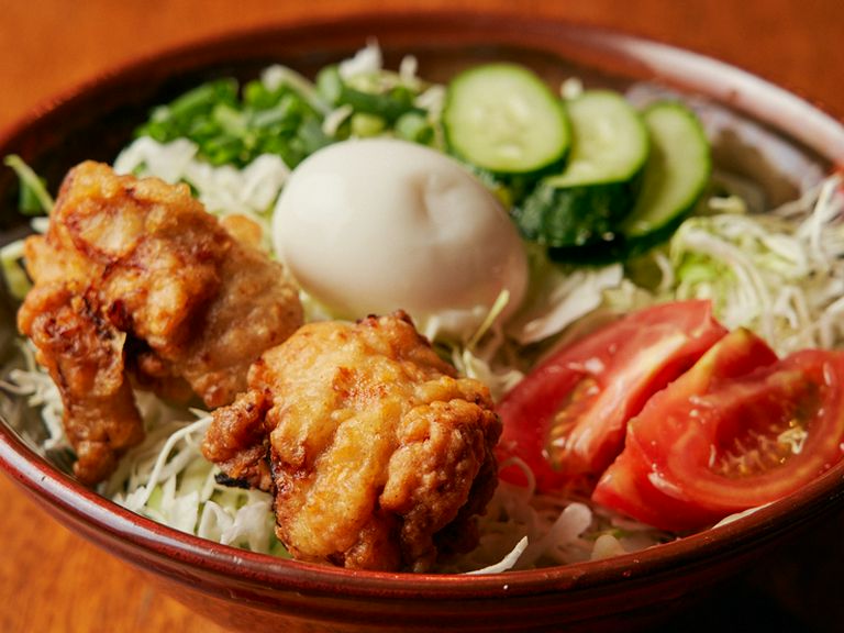 お昼は手打ち讃岐うどんを提供。1人から気軽に楽しめるお店