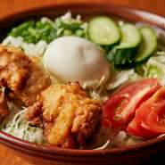 お昼は手打ち讃岐うどんを提供。シンプルなうどんから、たっぷりトッピングのオリジナルうどんまで、食べ応え満点のうどんを楽しめます。玉子かけご飯＆小鉢付きも嬉しいポイント。1人から気軽に利用できます。