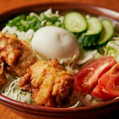 お昼は手打ち讃岐うどんを提供。1人から気軽に楽しめるお店