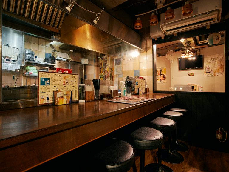 落ちついた雰囲気の店内。カウンター席での一杯も乙なもの