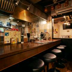 落ちついた雰囲気の店内。カウンター席での一杯も乙なもの