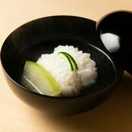 市場を通さず、漁師や鮮魚店から直接仕入れた明石の最上級ハモを使った逸品。小女子をたくさん食べて育った明石のハモの中でも頭が小さく身が太ったものだけが使用されています。6月～9月中旬までの季節限定の品。