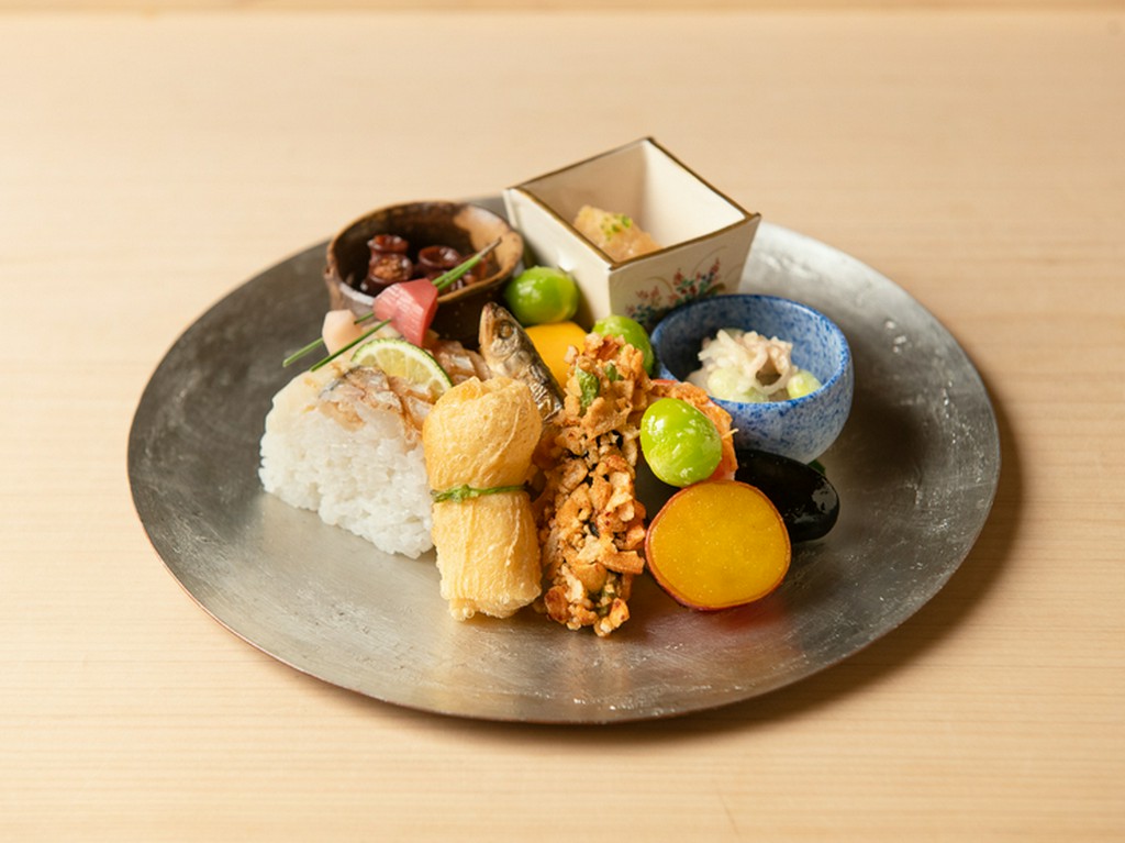 海のもの、山のもの、里のものを8～10種類盛り付けた『前菜』